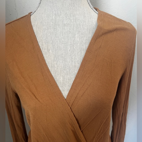 BCBGMAXAZRIA Women's Surplice Faux Wrap Knit Top Size XS - Picture 5 of 13
